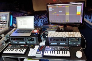 The workstation of Greg Carlet, in charge of sending sources. Everything is twofold, the HD24s with the songs and the master keyboards Akai MPK Mini controlling the Ableton Live and used to envelop the comedy segments.