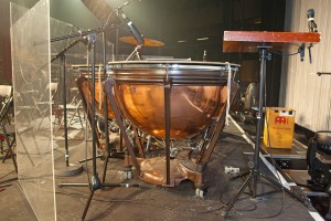 Le coin du timbalier, protégé comme il se doit contre les fuites sonores par des feuilles de plexi. Il faut dire que devant des imposants futs en cuivre se trouvent les violons… Sennheiser 421 et Shure KSM137 pour la somme de petites percussions jouées entre deux roulements de timbales.