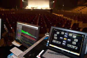 On the left, displaying the Flux analyzer, is the Mac screen supporting at the same time the effects of the show, the recorder and the background/walk-on music – the icing on the cake. On the right, the laptop controlling the Lake processors.