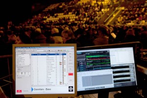 Before the beginning of the show, a view of two of the three screens available to Bellote and Wilfried Mautret. On the left, the Studer Vista 5SR screen indicating that it is the opening snapshot that has been previously selected; on the right the screen of the “Mac-of-all-trades” divided in four with a bit of Flux, Logic, i-Tunes and Multirack Waves. He who can do more, can do less.
