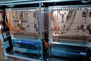 Le cœur de la Vista 5SR avec en orange la somme de fibres qui vont et viennent entre le stage, les retours et le mac. Sous le rack de gauche on distingue la iClock Mutec, en dessous le rack de calcul du multieffet TC 6000 et encore en dessous un onduleur. Sous le rack de droite le générateur « d’orchestre » Lexicon 960L, un sacré bébé !!