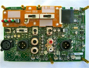 L’électronique avec à gauche, les circuits analogiques et le DSP. 