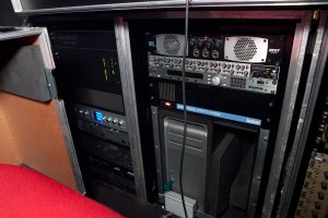 Les deux derniers racks servant de support à la console Vi6 posée dessus