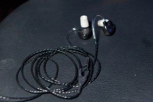 Un des SM3 universels à la disposition de tous les musiciens classiques, un très bon casque Un des SM3 universels à la disposition de tous les musiciens classiques, un très bon casque disposant d’une bande passante très large et d’un rendu fidèle.