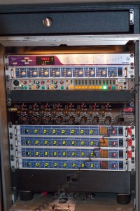 Un gros plan du rack placé juste sous la surface Avid Un gros plan du rack placé juste sous la surface Avid