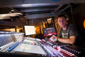 Tournée MDNA de Madonna. Matt Napier, ingé retour derrière sa console DIGICo SD7