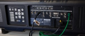 A l’arrière, panneau de contrôle et de connexions. A l’arrière, panneau de contrôle et de connexions.