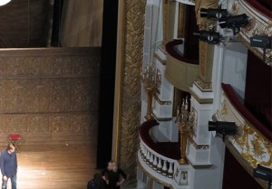 La colonne Tannoy, à gauche du 2e balcon.