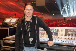 Jean-Marc Hauser appuyé à sa tronçonneuse Soundcraft Vi6.