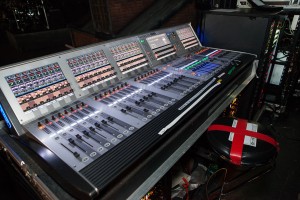 Dis Monsieur Soundcraft, la Vi6 tu ne pourrais pas la faire avec plus de sorties ?