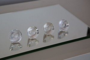 A gauche, le 45 mm LEDnLIGHT LLC49N et à droite trois copies.