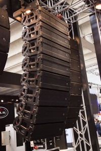 DAS Aero40 Ligne de 8 AERO40A ; noter le système de réglage et d’accroche intégré.
