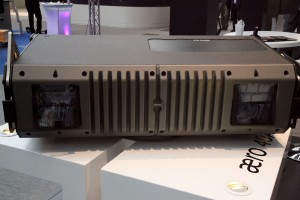DAS Aero40A De part et d’autre des radiateurs, les raccordements audio à gauche et réseau à droite.