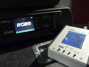 La télécommande RDM utilisée ici est le RDM Communicator de Robe.