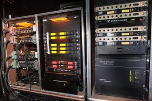 Dans le rack de droite, les 3 émetteurs Shure en charge des oreilles des DJ.