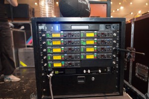 Le rack d’émetteurs Shure PSM900 au format demi-rack au dessus d’un combineur PA821A