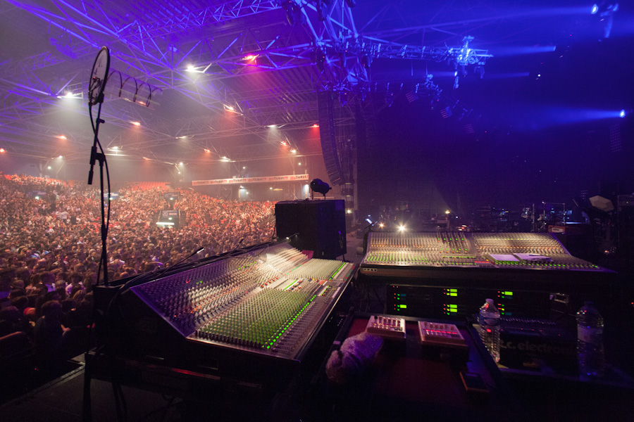 Une vue de la régie retours placée sur scène au contact de l’artiste et du public à quelques minutes du début du show. Une vue de la régie retours placée sur scène au contact de l’artiste et du public à quelques minutes du début du show.