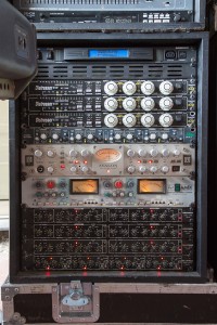 Un rack de dynamiques à l’ancienne mais indispensables avec l’XL4 qui en est dépourvue.