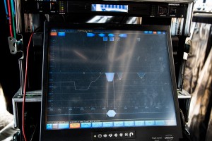 Trois points d’EQ à 6.6kHz, 1.5kHz et le troisième entre 630 et 980 Hz de 4dB