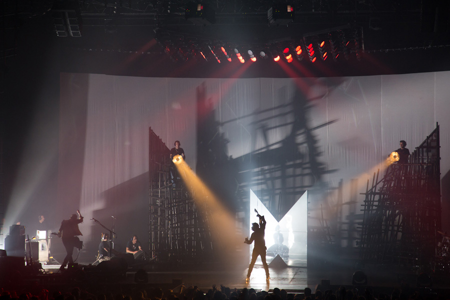 -M- au zénith, un tableau rétro futuriste remarquable. La caméra prend la structure de profil. L’image est projetée par les VP Christie.