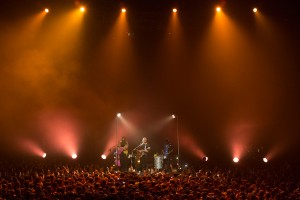 …le public est sous les Mac 2000 Wash. Une symphonie sincère qui sonne juste.