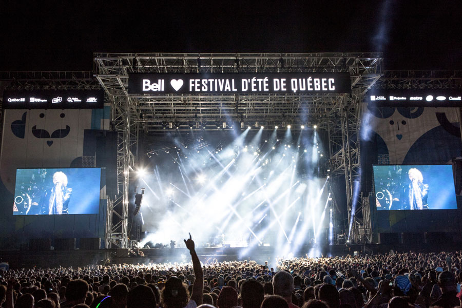 View of the Bell (Hi-Roof) stage at the Quebec City Summer Festival during the Def Leppard show (picture by R. Philippe).