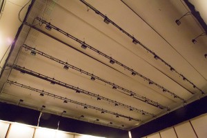 49 projecteurs GDS accrochés à 9,60m du sol et espacés de 2,40 m.