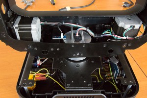 TThe two 3-phase (hybrid) stepper motors that drive the pan and tilt are mounted in the cross bar of the yoke