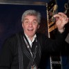 NRJ Music Awards 2010/01 :Jean-Louis Nathan, boss de Locson et grand professionnel devant l’éternel, nous montrant ce qu’est un filtre en peigne