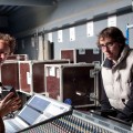 Ecoute de consoles numériques chez Régietek 2011/03. Cédric Duminy, directeur associé de Régietek à gauche, Laurent Delenclos allias Bellote ingé son.