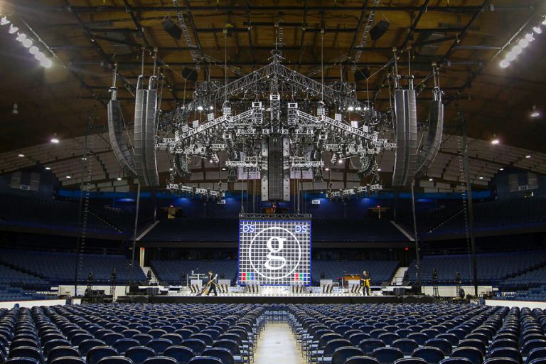 Clair Bros félicite Garth Brooks pour sa tournée record SoundLightUp.SoundLightUp.