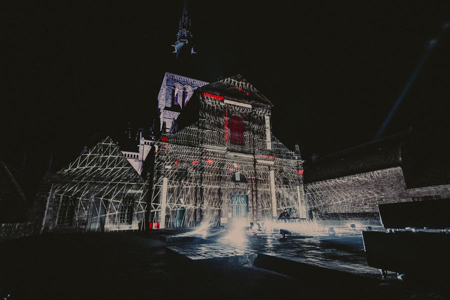 Robe-monumental-tour-abbaye-du-mont-st-michel-Credit-Wozniak