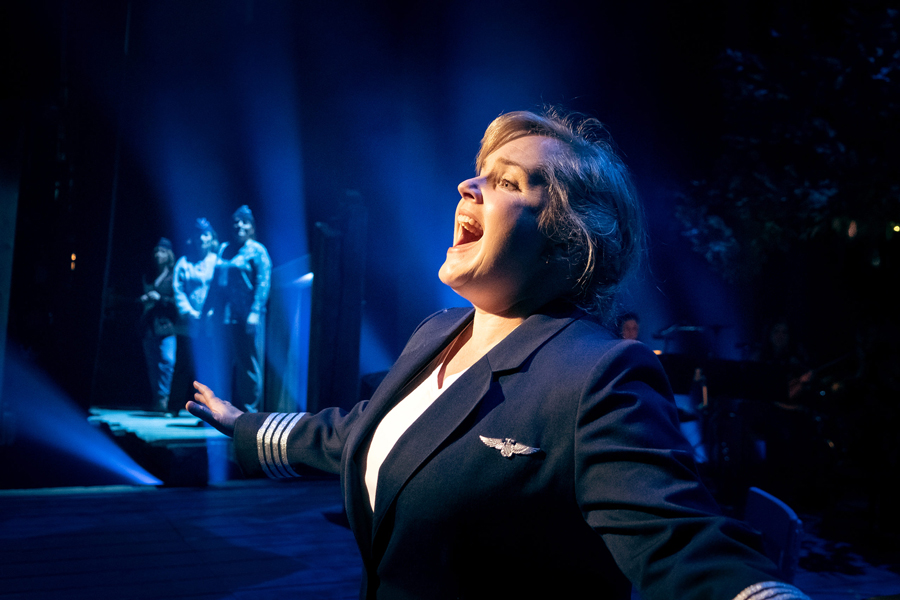 Zactrack-Workers-Theatre_Come_from_away_copyright_Kari_Sunnari